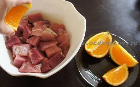 В мясо выжимается сок из апельсина