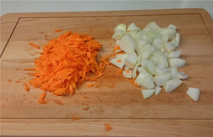 Жареная свинина на сковороде с луком и морковью: трем морковь к луку