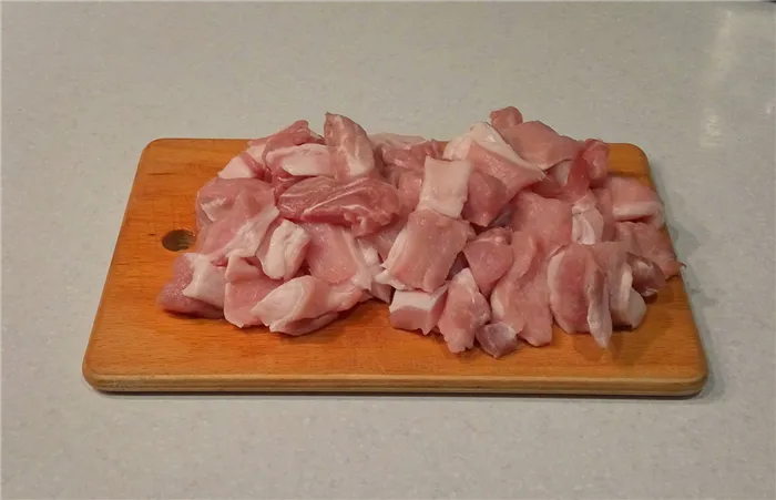 Жареная свинина на сковороде с луком и морковью: режем мясо