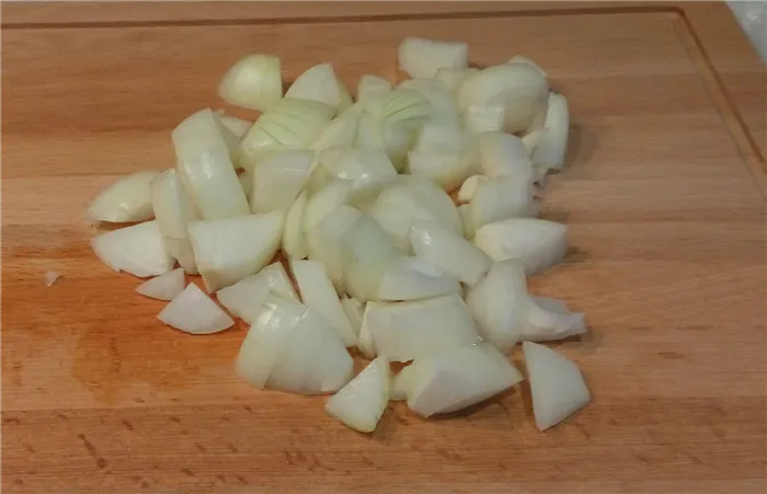 Жареная свинина на сковороде с луком и морковью: режем лук