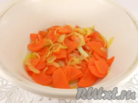 Лук очистить и порезать полукольцами, морковь порезать тонкими полукружочками. Обжарить овощи на сковороде с растительным маслом буквально минуты 3-4, не забывая помешивать, и переложить в кастрюльку. 