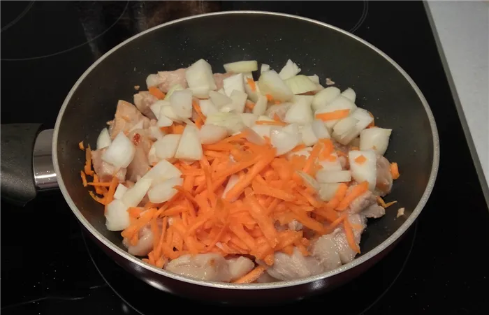 Жареная свинина на сковороде с луком и морковью: лук с морковью отправляем в сковороду к мясу