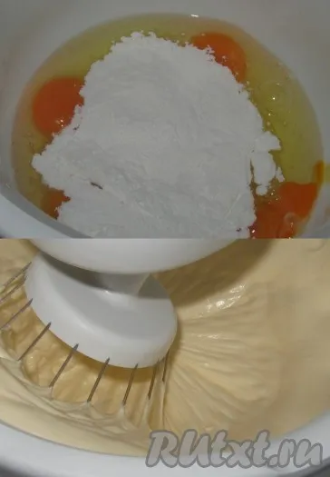 Приготовление бисквита: яйца комнатной температуры и сахарную пудру соединить в чаше миксера, взбить до пышной кремовой массы (10-15 минут). 