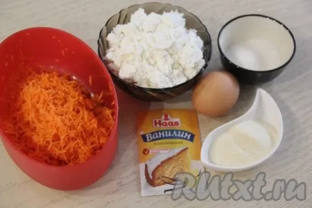 Подготовить продукты для приготовления морковной запеканки с творогом в духовке. Очищенную морковь натереть на мелкой тёрке
