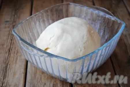 Завернуть творожное тесто в пищевую плёнку и минут на 15-20 отправить в морозилку. 