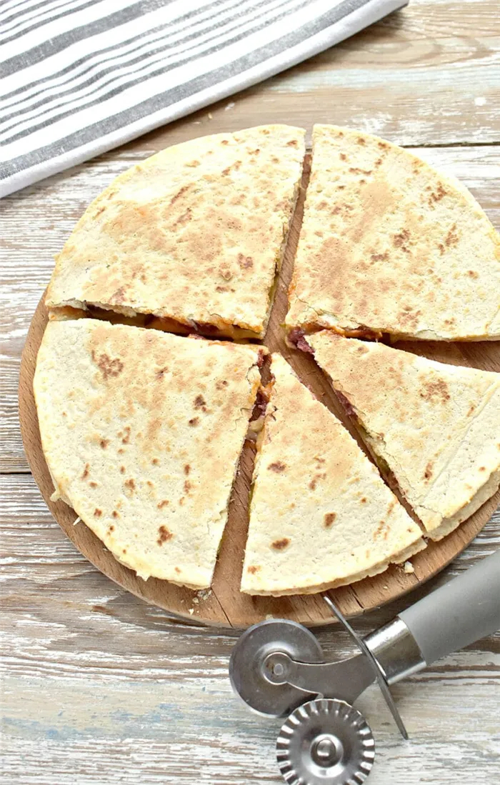 Закрытая пицца на сковороде из тортильи