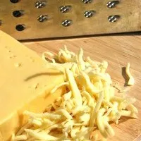 натираем сыр на терку