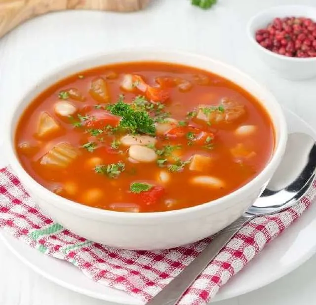 Ароматный суп из фасоли с томатами