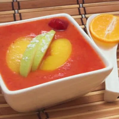 Клубничный суп со свежевыжатым апельсиновым соком и кусочками фруктов - рецепт с фото