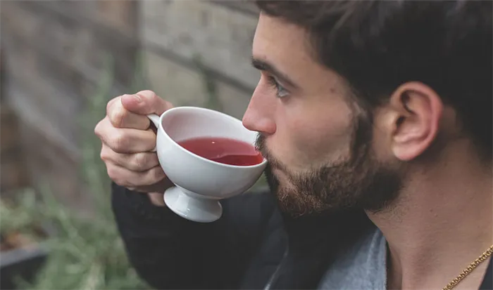 мужчина пьет чай каркаде
