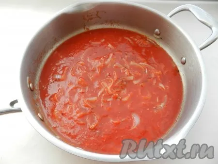 Влить томатный соус и прогреть. Домашний томатный соус можно заменить покупным томатным соусом или томатной пастой, разведенной с водой в соотношении 1:1. 