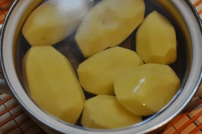 Картофель отварите в небольшом количестве воды.