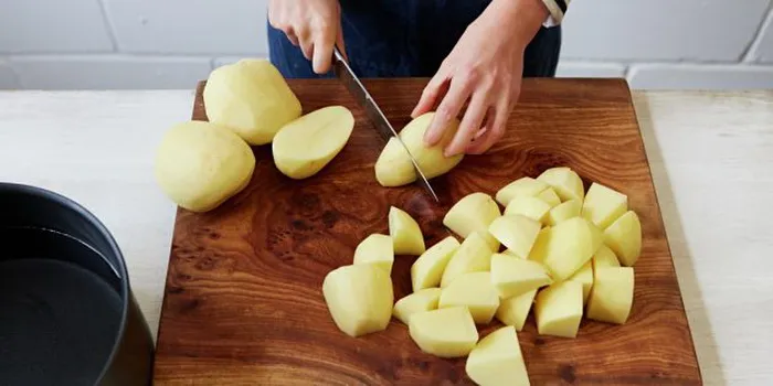 Картофель, порезанный на куски, измельчите в блендере.