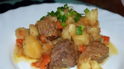 Жаркое по-домашнему с мясом и картофелем в мультиварке