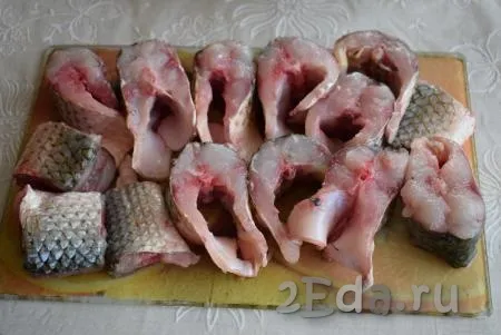 Тушки рыбы нарезать на порционные кусочки.