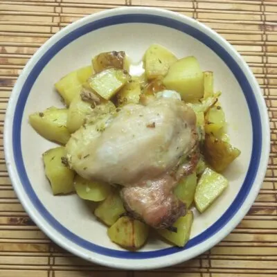 Куриные бедра, запеченные с молодым картофелем - рецепт с фото