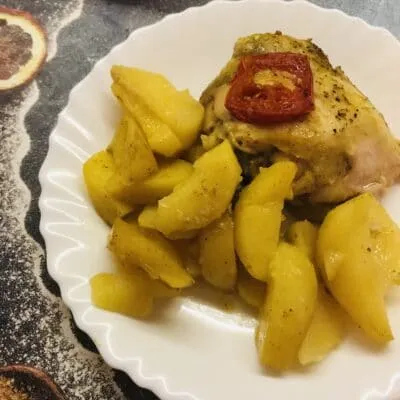Курица запеченная с картофелем в духовке - рецепт с фото