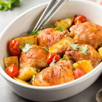 Запеченные куриные бедра с овощами - рецепт с фото