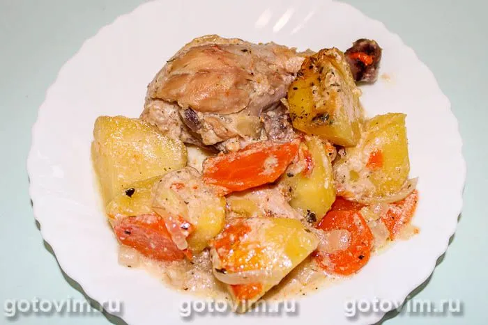 Куриные голени с овощами, запеченные в сметанном соусе. Фотография рецепта