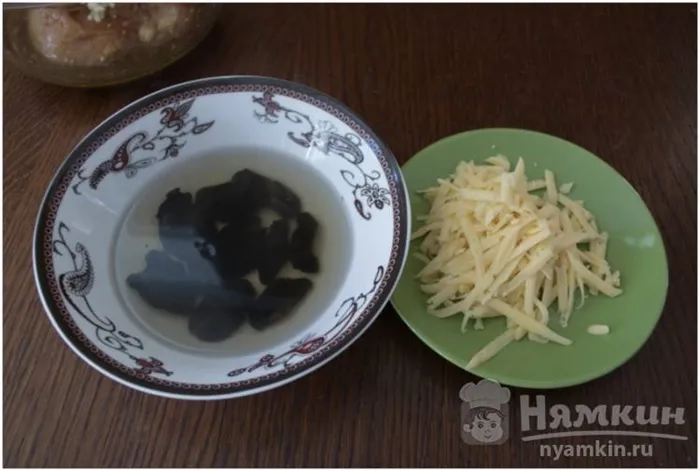 Куриная грудка с черносливом и сыром в фольге - фото шаг 2