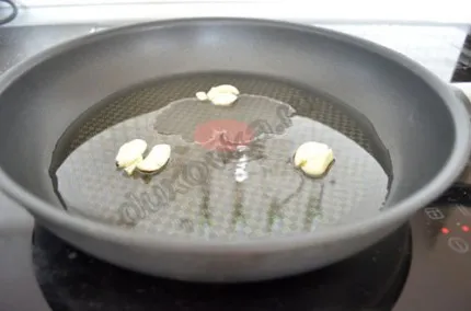 Фото: Шаг 2: В сковороду влейте растительное масло и обжарьте на нем чеснок