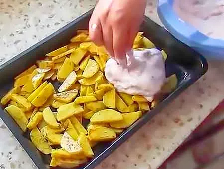 Выкладываем курицу в кефире на картофель