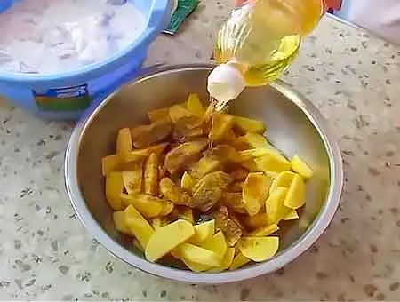 Перемешиваем картофель, с приправой, солью и маслом