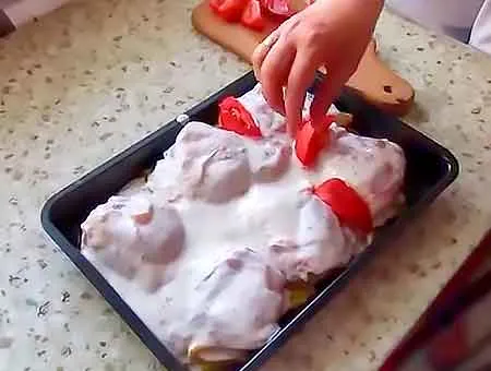 ставим блюдо курица в кефире запекаться в печку