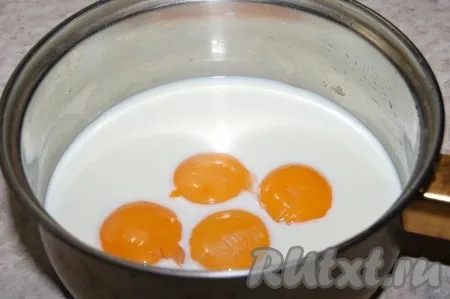 В молоко добавить желтки.