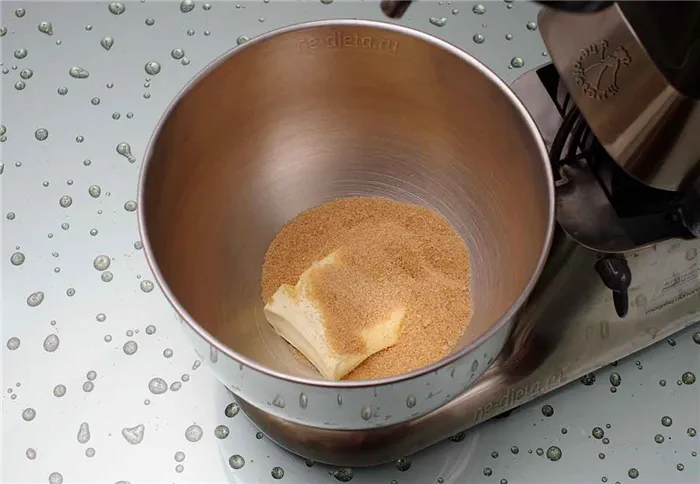В миску выложить сливочное масло и коричневый сахар