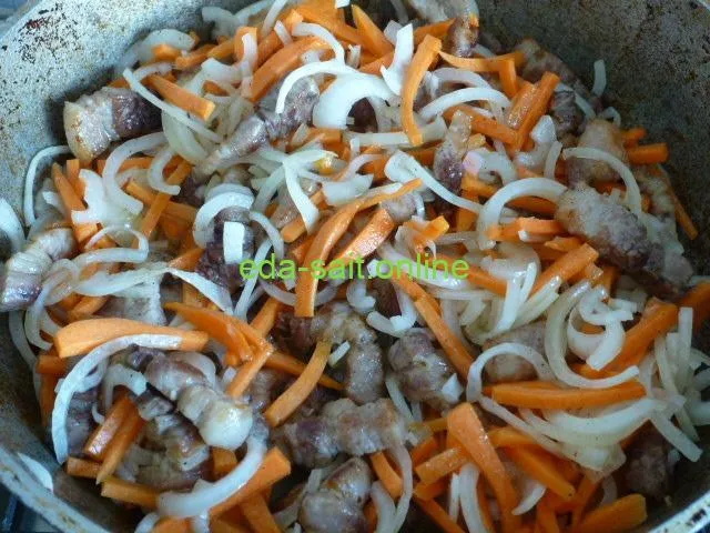 Обжарить свинину для плова с луком и морковью
