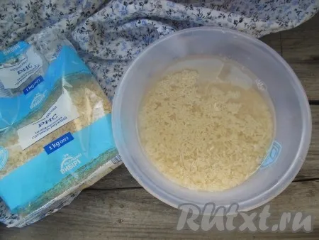 Рис для плова тщательно промойте в холодной воде (промывайте рис не менее 6-7 раз), затем выложите в дуршлаг, чтобы стекла жидкость. 