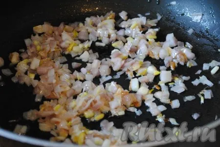 В глубокой сковороде или казане разогреть растительное масло, выложить нарезанный лук и обжарить, помешивая, минуты 3-4 (до золотистого цвета). 