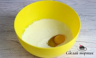 В отдельную посуду выливаем молоко (комнатной температуры), яйцо, сахар и растительное масло, перемешиваем до однородности.