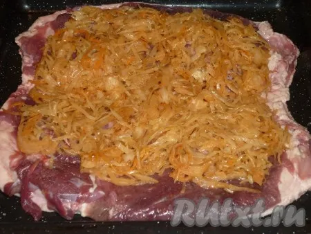 Выложить капусту на пласт утиного мяса. 