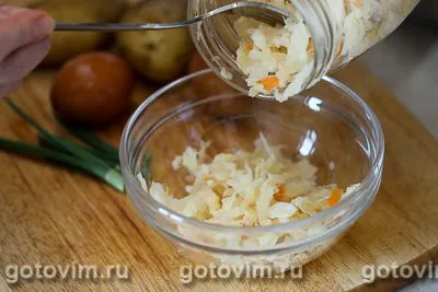 Салат с квашеной капустой и картофелем, Шаг 01