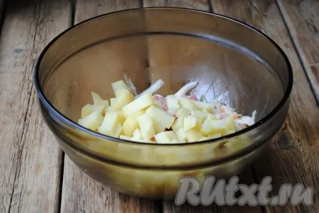 Картошку вымыть и сварить в мундире до готовности, затем остудить, очистить, нарезать кубиками и добавить в салат к квашеной капусте и колбасе. 