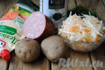 Подготовить необходимые ингредиенты для приготовления салата из квашеной капусты с картошкой. 