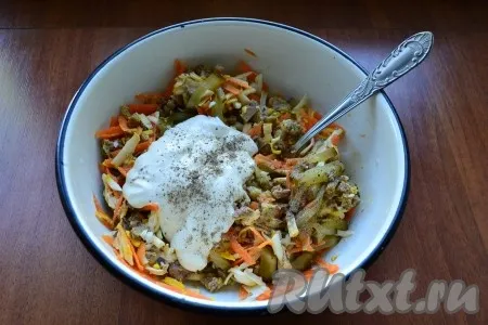 Салат посолить по вкусу, щедро поперчить, добавить майонез и хорошенько перемешать.