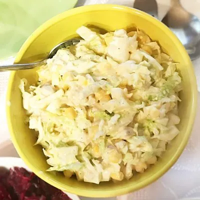 Салат с пекинской капустой, кукурузой и курицей - рецепт с фото