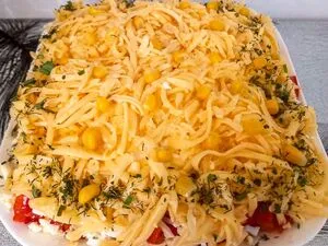 Слоеный салат «Нежная курочка» с сыром, кукурузой и помидорами