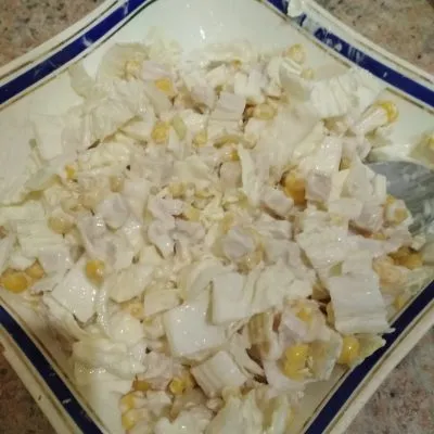 Куриный салат из пекинской капусты и кукурузы на скорую руку - рецепт с фото