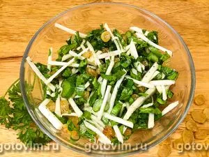Салат из листьев и корня сельдерея с изюмом