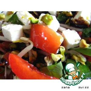 Рецепт: Овощной салат с фетой, соевыми ростками и фисташками