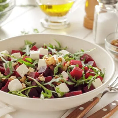 Вегетарианский салат из свеклы с рукколой и сыром - рецепт с фото