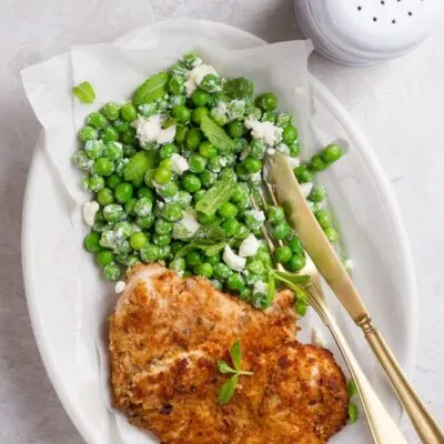 Шницель из курицы с салатом из сыра и гороха - рецепт с фото