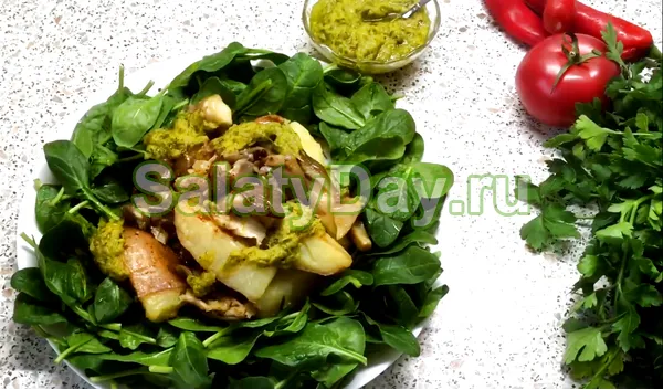 Теплый салат с вешенками и шпинатом под соусом из лука-порея