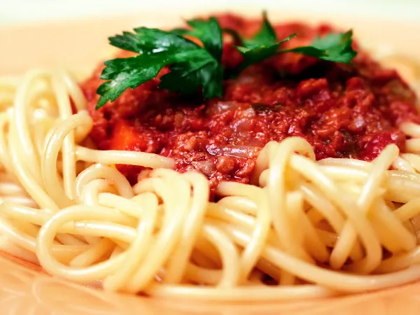 Ингредиенты для приготволения вкусного томатного соуса для спагетти