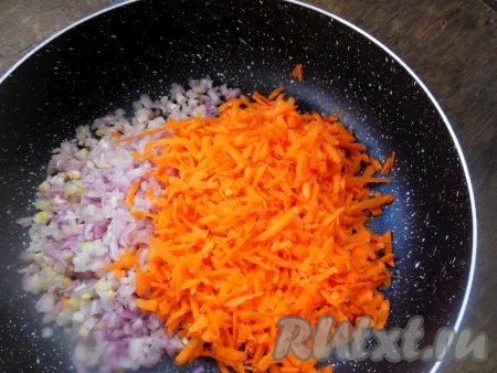 В сковороде разогрейте 2-3 столовые ложки растительного масла и выложите морковку с луком. 