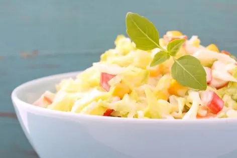 Крабовый салат с рисом и сыром
